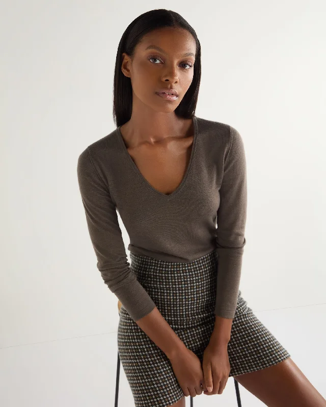 Cropped Women Sweater to Pair with High - Waisted BottomsWomen's Imogen Superfine Cashmere V Neck Sweater Mink Brown Cropped Women Sweater to Pair with High - Waisted BottomsWomen's Imogen Superfine Cashmere V Neck Sweater Mink Brown